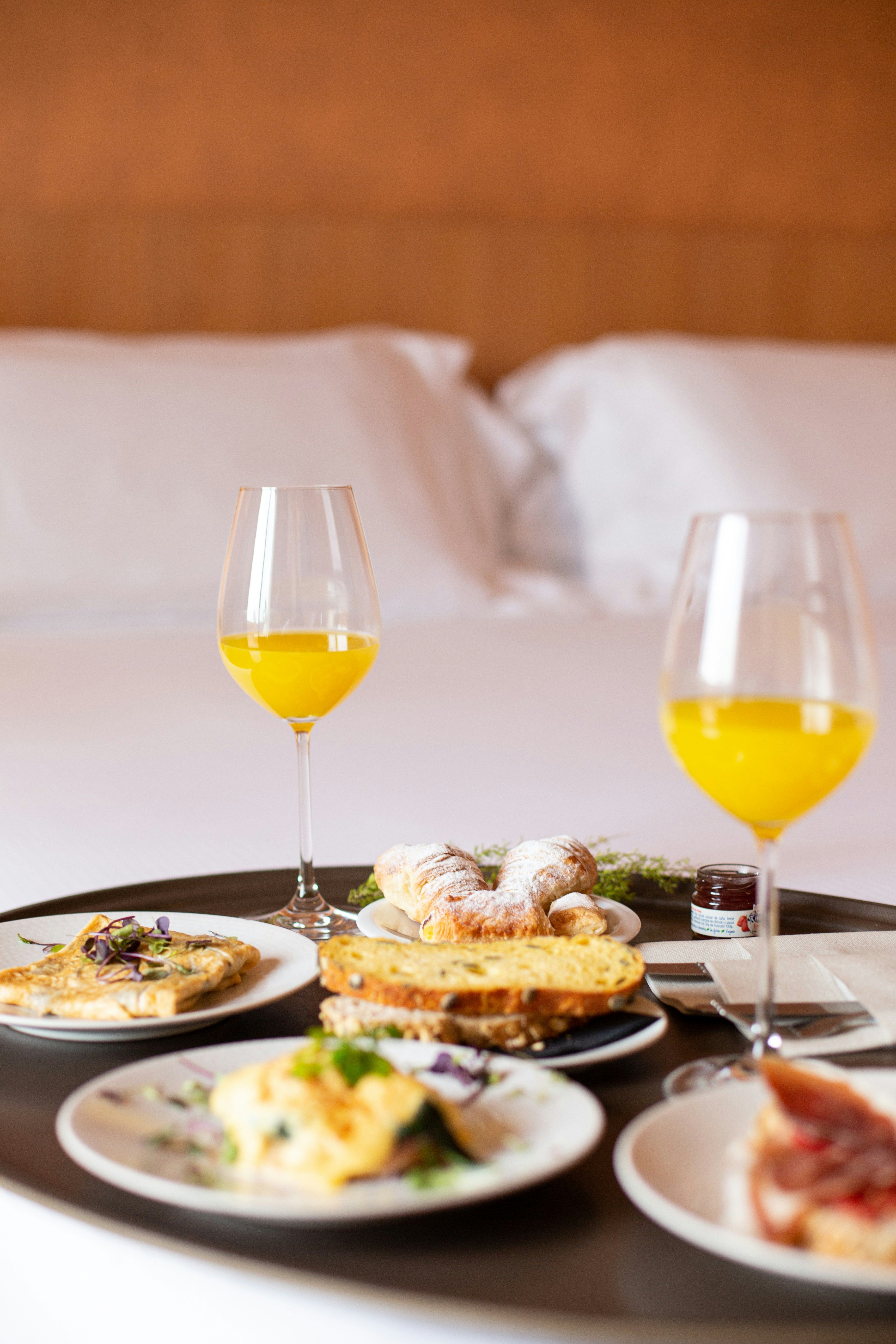 Room service digital : pourquoi les hôtels abandonnent le téléphone et les doorknobs papier
